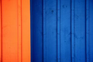 Holzwand, links orange, rechts blau