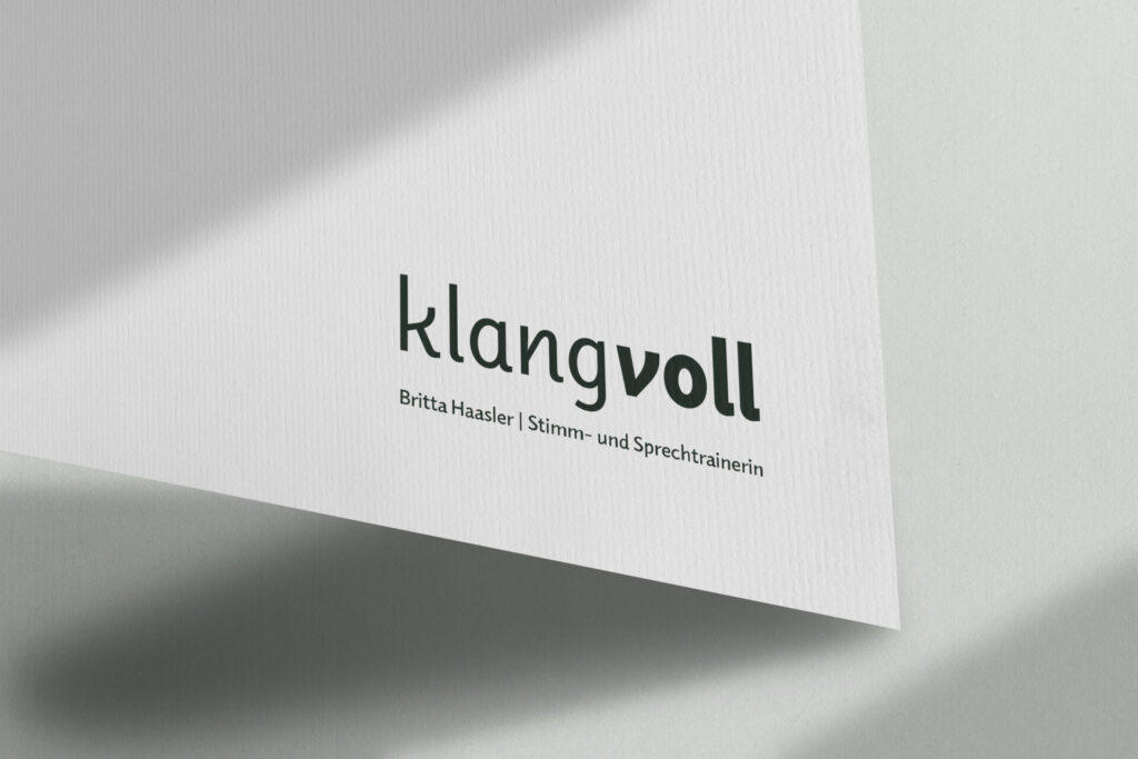 Logo von Klangvoll, einem Unternehmen für Audio- und Sprachlösungen, auf einem weißen Hintergrund.