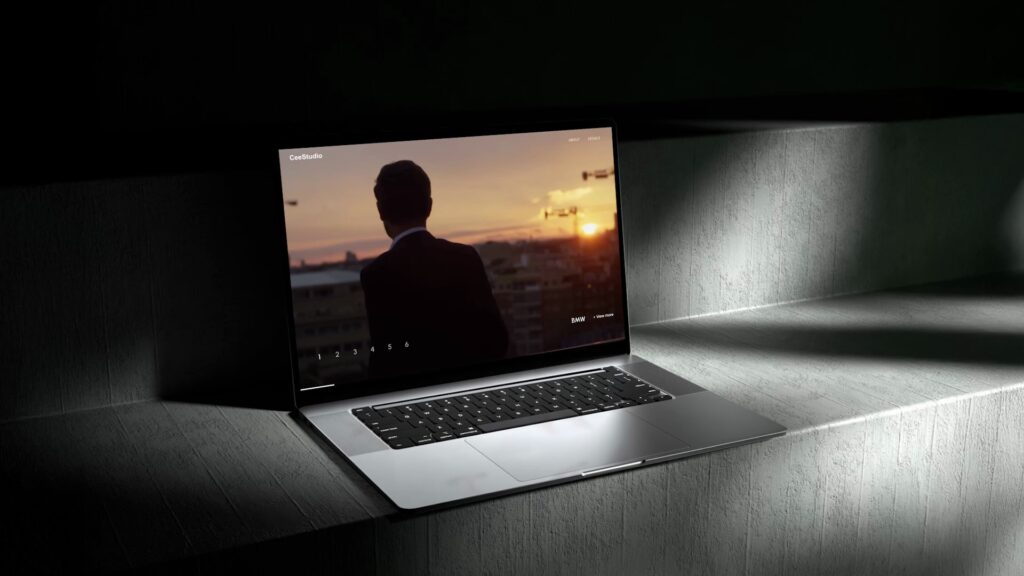 Laptop mit Bildschirm, der eine Person vor einem Sonnenuntergang zeigt, auf einem Tisch in gedämpftem Licht. Ideal für kreative Arbeiten und Videoproduktionen.