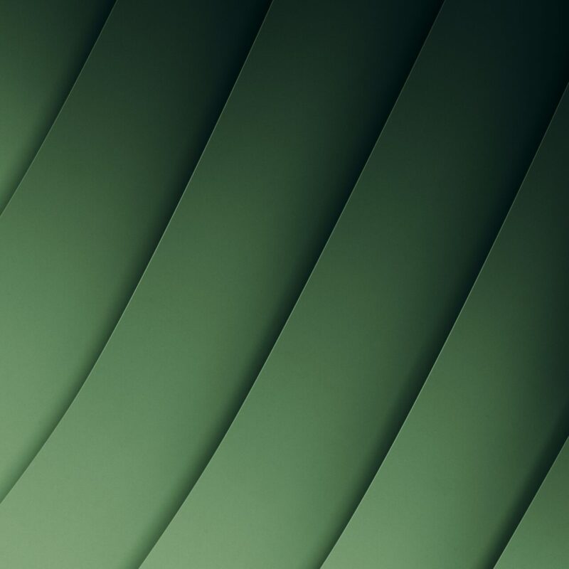 Abstrakte grüne Wellenmuster mit sanften Farbverläufen, die Tiefe und Bewegung vermitteln. Ideal für Hintergründe oder grafische Designs.