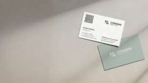 Visitenkarten von CONSENS Bautechnik 2.0, die die Kontaktdaten von Geschäftsführer Florian Schiffer enthalten, inklusive QR-Code und Firmenadresse in Kiel.