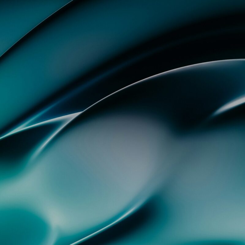 Abstrakte Hintergründe in Blau- und Grüntönen mit geschwungenen Linien und sanften Lichtreflexionen. Ideal für kreative Designprojekte oder als digitale Tapete.