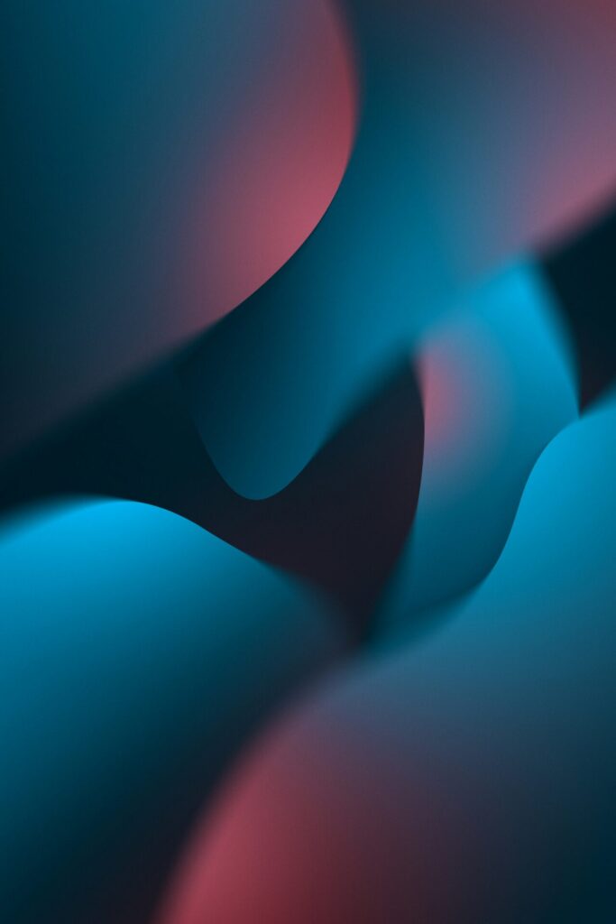 Abstrakte digitale Kunst mit geschwungenen Linien in Blau- und Rottönen, die eine harmonische und moderne Ästhetik erzeugen. Ideal für Hintergründe oder visuelle Projekte.