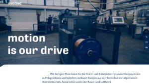 Bild einer modernen Maschinenfertigung für die Draht- und Kabelindustrie, die Magnetbremssysteme herstellt. Im Hintergrund sind Mitarbeiter und Fertigungsgeräte sichtbar, die für die Antriebstechnik und Luftfahrtindustrie genutzt werden.