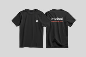 Schwarzes T-Shirt mit kleinem Logo auf der Vorderseite und dem Schriftzug "mobac - motion is our drive" auf der Rückseite, ideal für sportliche Aktivitäten und Freizeitmode.