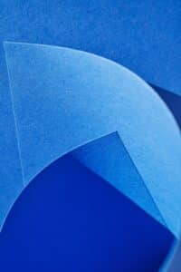 Abstrakte blaue geometrische Formen mit verschiedenen Schattierungen, die eine moderne und dynamische Komposition bilden.