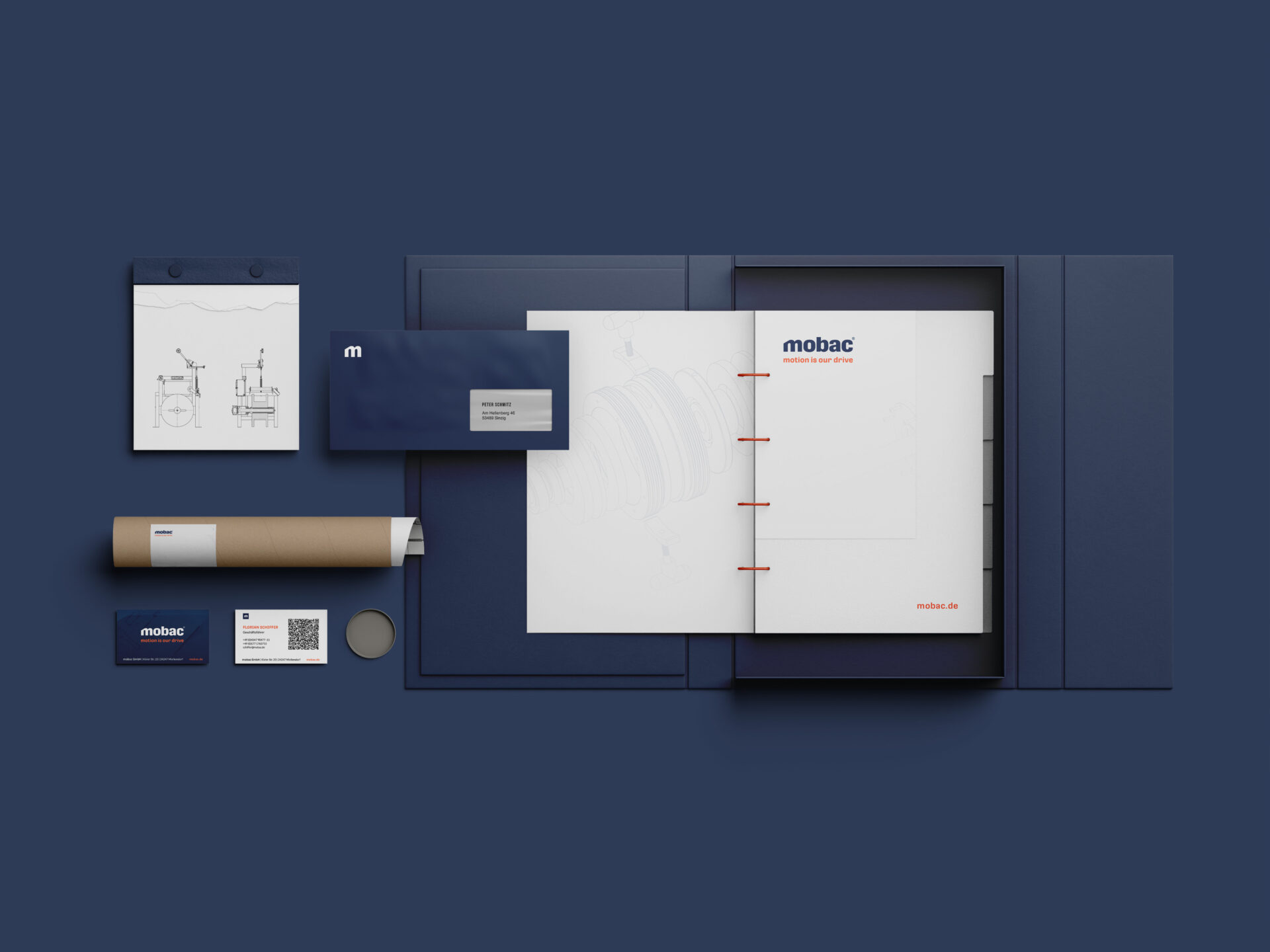 Bürobedarf-Set mit einem Notizbuch, einem Bleistift, einer Mappe, einem Roll-Up-Plan und weiteren Schreibwaren auf einem blauen Hintergrund. Ideal für die Organisation und Planung im Büro.