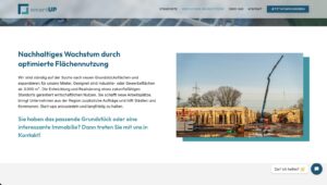 Bild eines historischen Gebäudes, das durch nachhaltige Nutzung und Umnutzung revitalisiert wurde. Im Vordergrund eine moderne Präsentation, die auf die Vorteile nachhaltiger Architektur hinweist.