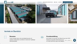 Luftaufnahme eines modernen Industriegebiets mit blauen Lagerhallen und einem klassischen Auto vor einem Gebäude, das für Geschäftszwecke genutzt wird.