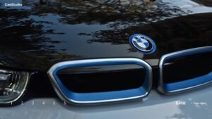 Nahaufnahme des BMW-Logos und der Kühlergrillöffnungen an der Front eines modernen BMW-Fahrzeugs.