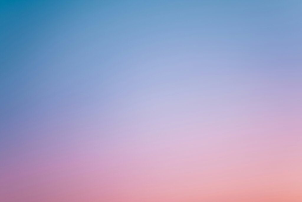 Himmel mit sanften Farbverläufen von Blau zu Rosa, ideal für Hintergrundbilder und kreative Designs.