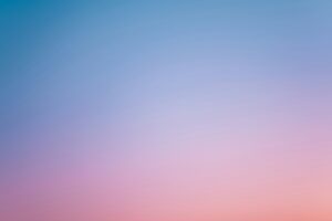 Himmel mit sanften Farbverläufen von Blau zu Rosa, ideal für Hintergrundbilder und kreative Designs.