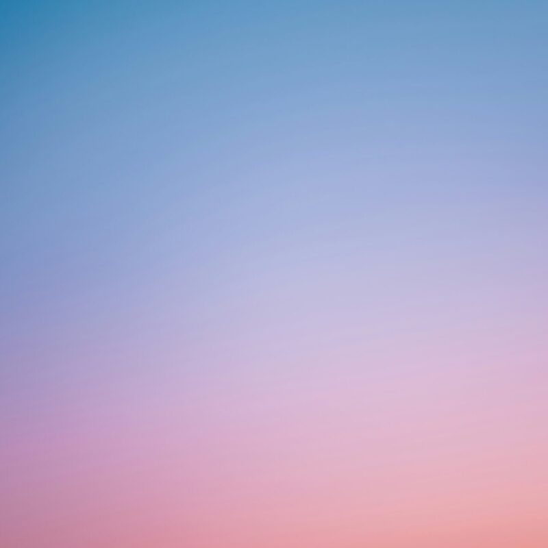 Himmel mit sanften Farbverläufen von Blau zu Rosa, ideal für Hintergrundbilder und kreative Designs.