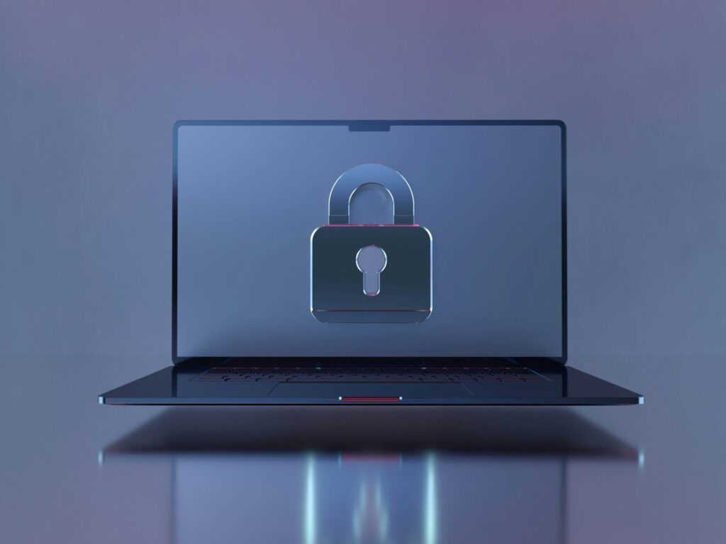 Laptop mit einem digitalen Schloss-Symbol auf dem Bildschirm, das für Cybersicherheit und Datenschutz steht.