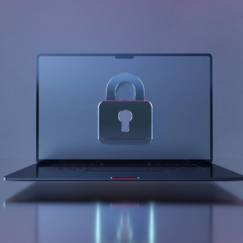 Laptop mit einem digitalen Schloss-Symbol auf dem Bildschirm, das für Cybersicherheit und Datenschutz steht.