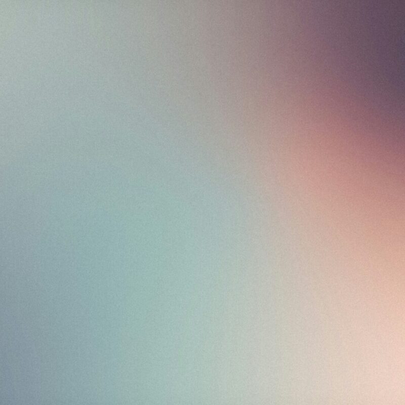 Weiches, verschwommenes Farbmuster in sanften Tönen von Blau, Grau und Rosa, ideal für Hintergründe oder kreative Designs.