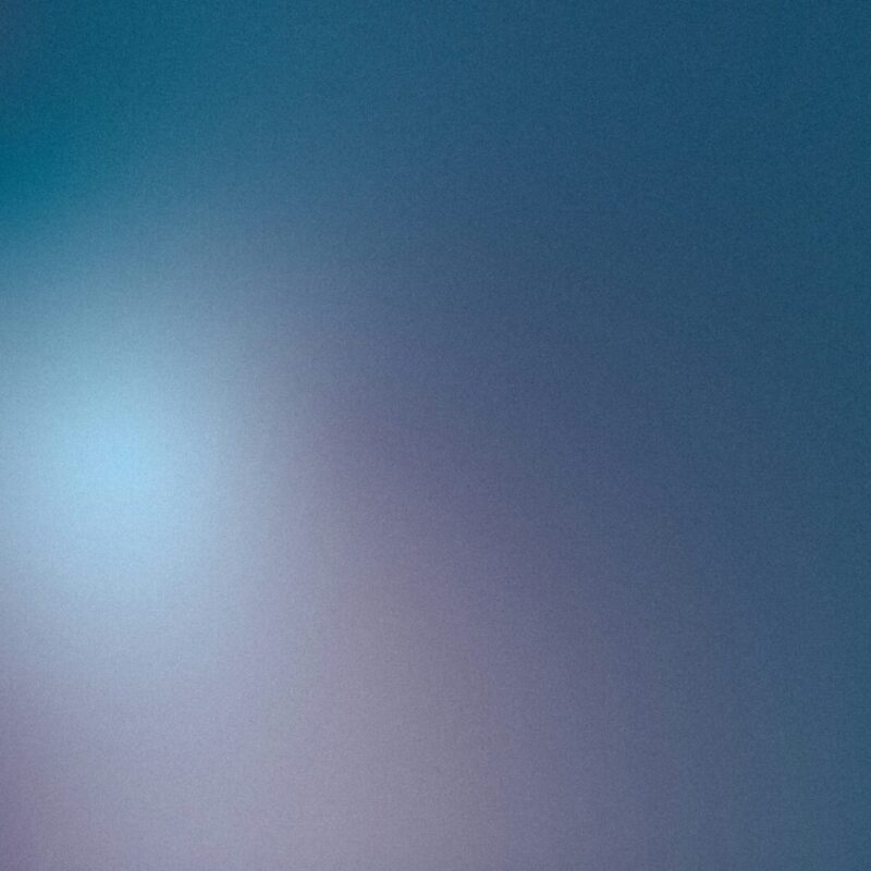 Abstrakte, sanfte Farbverläufe in Blau- und Grautönen, die eine beruhigende und moderne Atmosphäre schaffen. Ideal für Hintergründe oder als Designelement in digitalen Projekten.