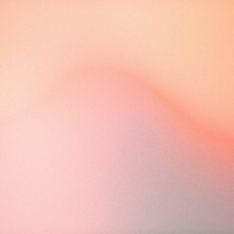 Sanfte, verschwommene Farben in Rosa- und Pfirsichtönen, die eine beruhigende und harmonische Atmosphäre schaffen. Ideal für Hintergrundgestaltung und kreative Projekte.