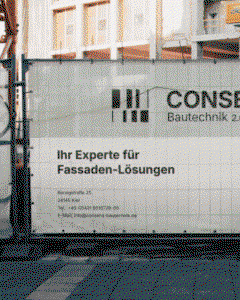 Bauzaun mit Werbebanner der Firma Consens Bautechnik, spezialisiert auf Fassadenlösungen, an einem Baustellenstandort in Kiel. Kontaktinformationen und Adresse sind deutlich sichtbar.