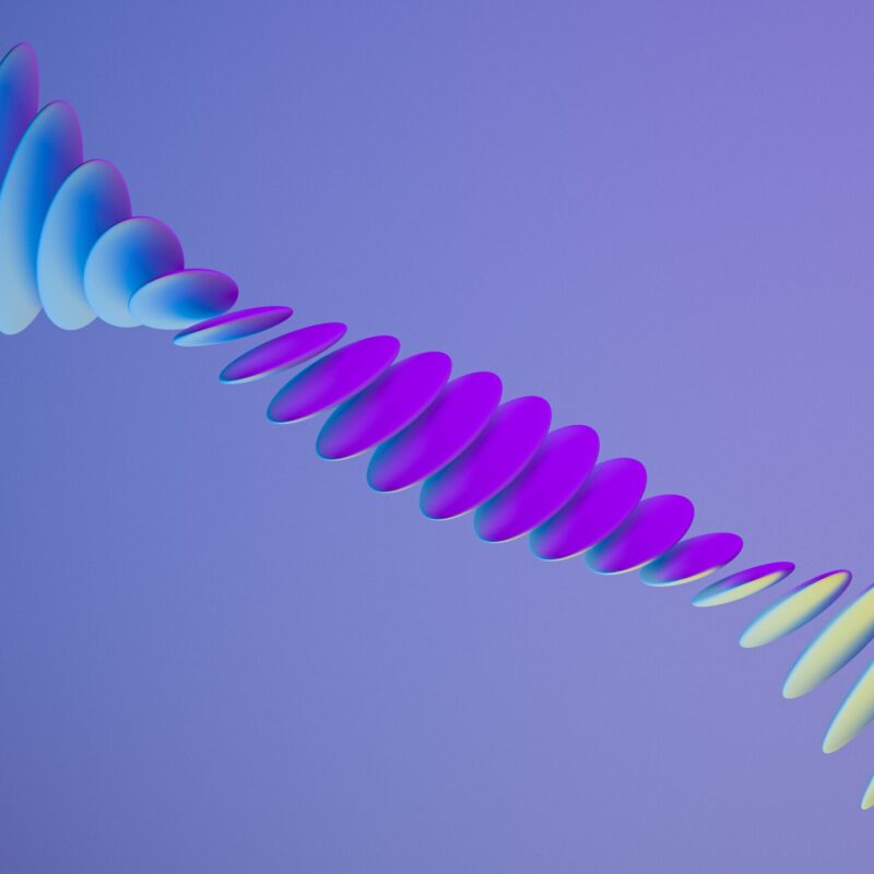 Abstrakte grafische Darstellung von wellenförmigen, farbverlaufenden Formen in Blau, Lila und Gelb auf einem sanften lila Hintergrund. Ideal für digitale Kunst und moderne Designprojekte.