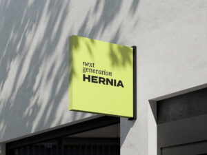 Schild mit der Aufschrift "next generation HERNIA" an der Wand eines Gebäudes, das moderne medizinische Dienstleistungen anbietet.