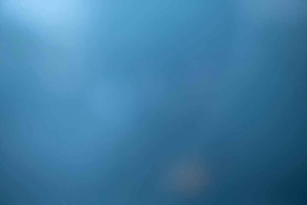 Weich verschwommener blauer Hintergrund, ideal für Websites und digitale Medien.