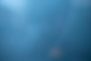 Weich verschwommener blauer Hintergrund, ideal für Websites und digitale Medien.