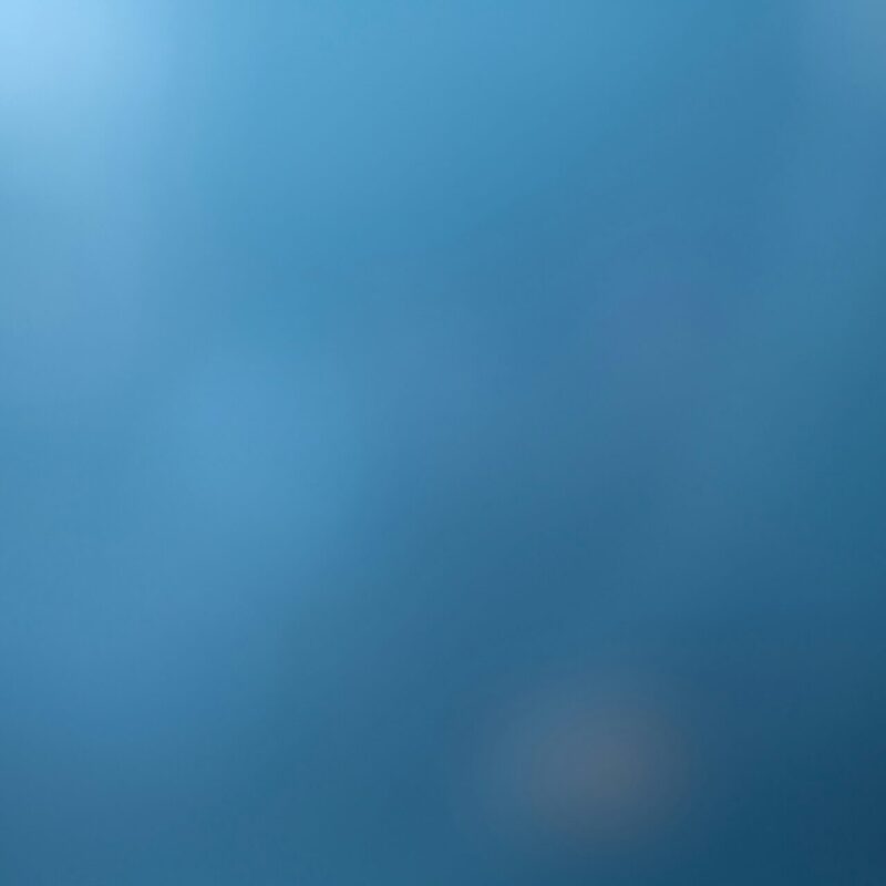 Weich verschwommener blauer Hintergrund, ideal für Websites und digitale Medien.