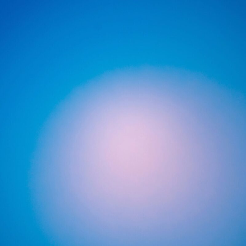 Sanfter Farbverlauf von Blau zu Rosa im Himmel, der eine ruhige und friedliche Atmosphäre vermittelt. Ideal für Anwendungen in der Natur- und Landschaftsfotografie.