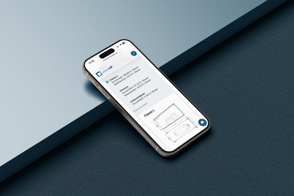 Smartphone zeigt Preisinformationen und Optionen für verschiedene Tarife der smartUP-App, einschließlich Classic L und Premium, auf einem modernen Hintergrund.