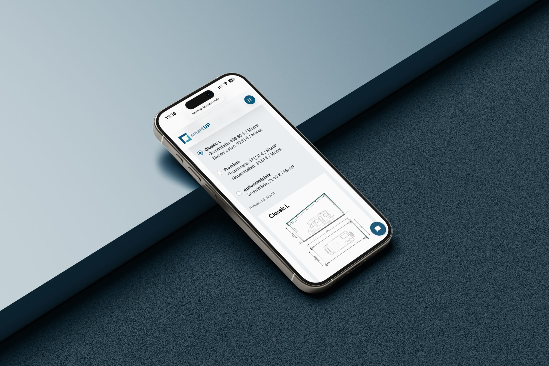 Smartphone zeigt Preisinformationen und Optionen für verschiedene Tarife der smartUP-App, einschließlich Classic L und Premium, auf einem modernen Hintergrund.
