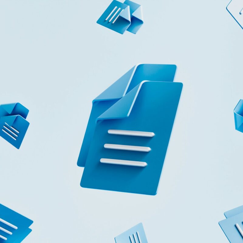 Grafische Darstellung von blauen Dokumenten und Ordnern auf hellblauem Hintergrund, die digitale Dokumentation und Organisation symbolisieren.