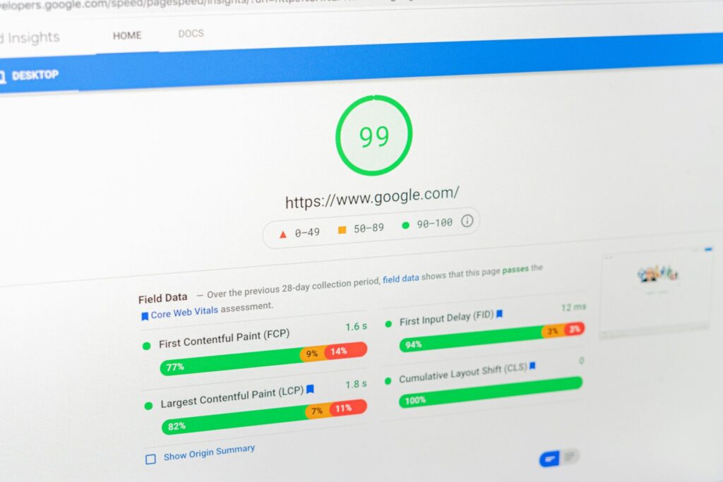 Screenshot der Google PageSpeed Insights-Anwendung, die eine Bewertung von 99 für die Website https://www.google.com/ anzeigt, einschließlich Leistungsdaten wie First Contentful Paint, Largest Contentful Paint, First Input Delay und Cumulative Layout Shift.