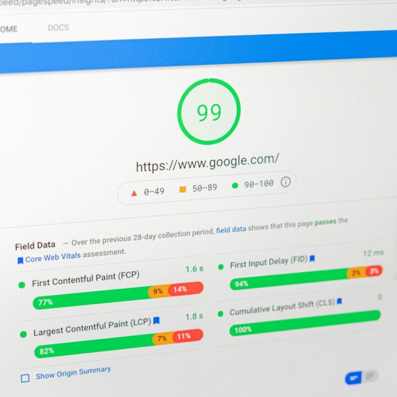 Screenshot der Google PageSpeed Insights-Anwendung, die eine Bewertung von 99 für die Website https://www.google.com/ anzeigt, einschließlich Leistungsdaten wie First Contentful Paint, Largest Contentful Paint, First Input Delay und Cumulative Layout Shift.