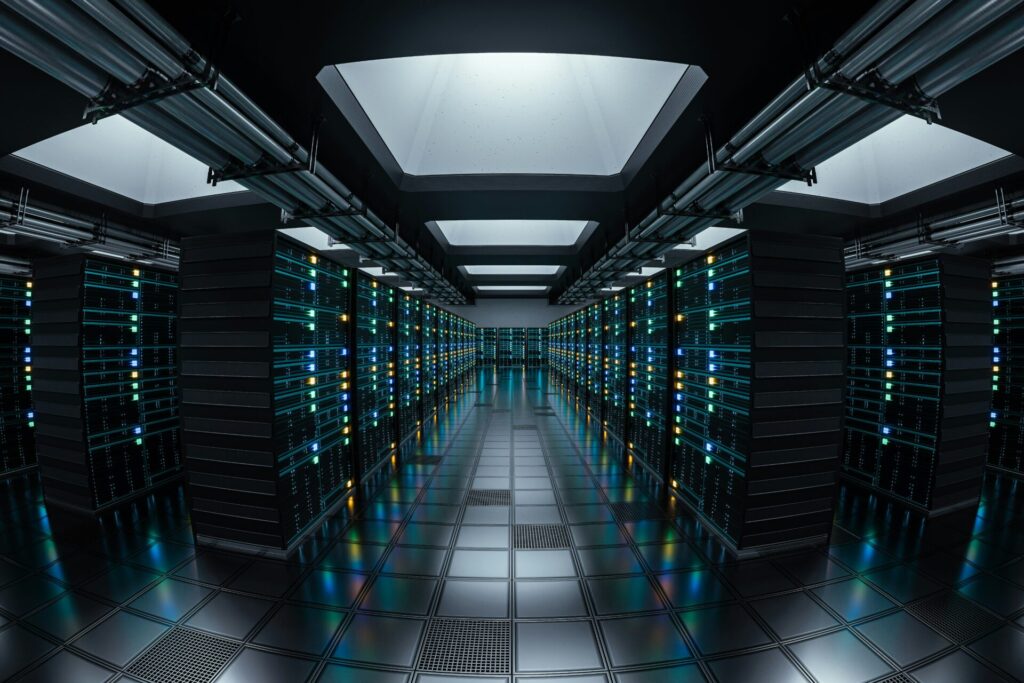 Rechenzentrum mit mehreren Serverreihen, beleuchtet von bunten LED-Lichtern, unter einem modernen, lichtdurchfluteten Deckenbereich. Die hochmodernen Server sind in einem sauberen, strukturierten Raum angeordnet, der für optimale Kühlung und Energieeffizienz sorgt.