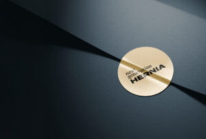 Logo der nächsten Generation Hernia auf einem dunklen Hintergrund, das eine moderne und innovative Herangehensweise an Hernienbehandlungen symbolisiert.