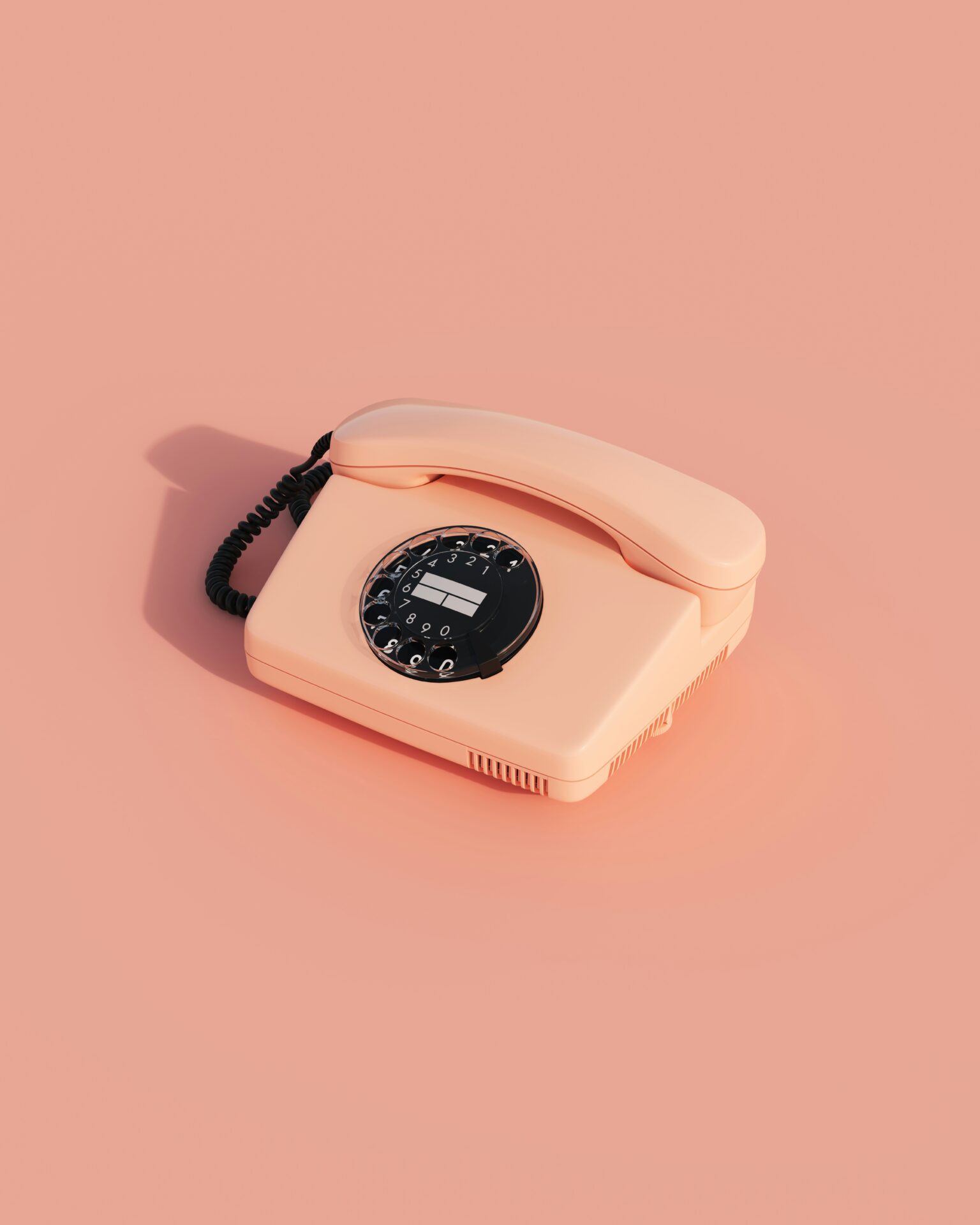 Vintage rosa Telefon mit Wählscheibe auf einem einfarbigen Hintergrund.